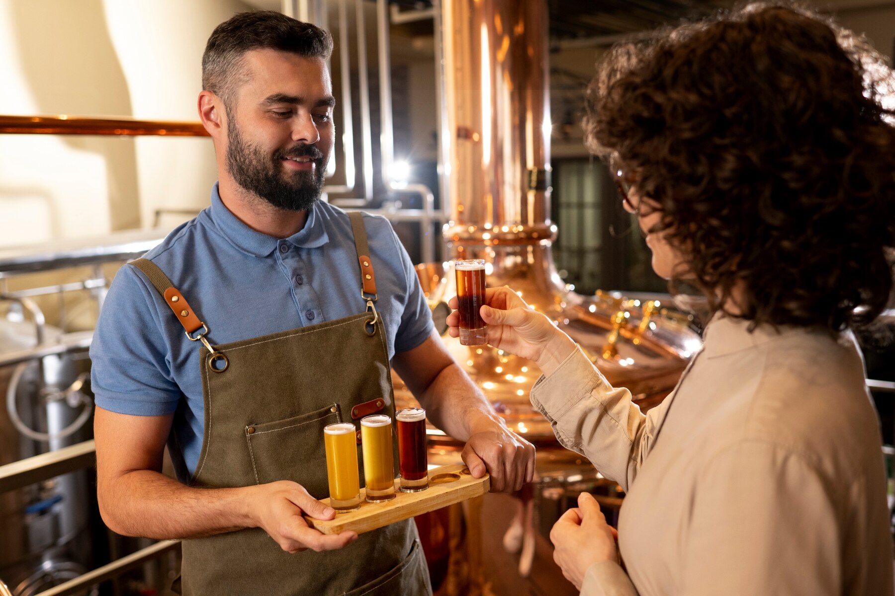 plano medio trabajando fabrica cerveza 23 2150573969